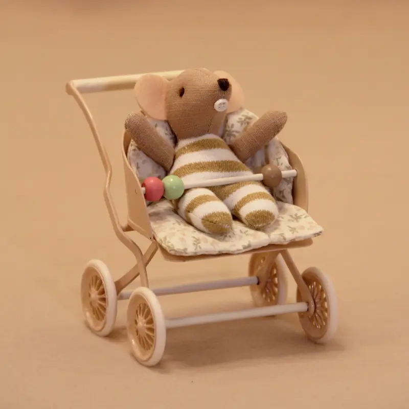 Accessori in miniatura con passeggino